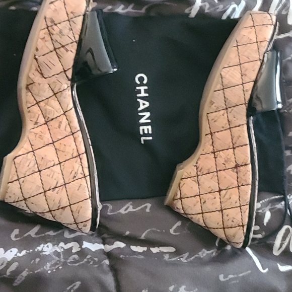 Chanel Black patent leather quilted cork slides - Picture 7 of 9